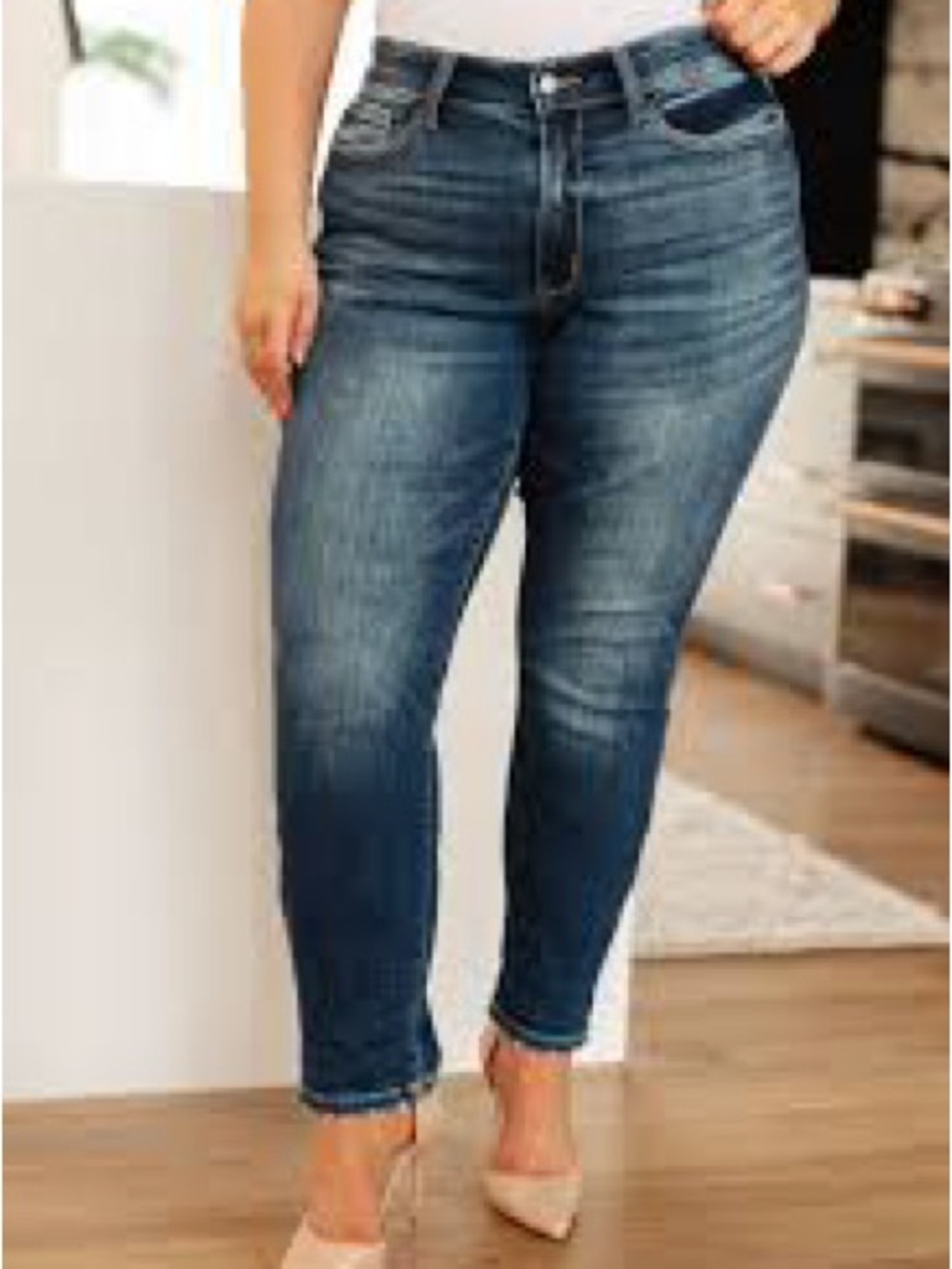 Judy Blue | Medium Wash Ankle Distressed Cropped Jeans